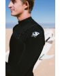 Surfista con traje de surf O'Neill Epic 4/3mm Chest Zip Negro costuras