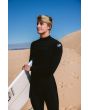 Surfista con traje de surf O'Neill Epic 4/3mm Chest Zip Negro frontal