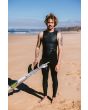 Surfista con tabla de surf y neopreno sin mangas O'Neill O'Riginal 2mm Long John Negro frontal