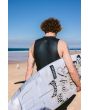 Surfista con tabla de surf y neopreno sin mangas O'Neill O'Riginal 2mm Long John Negro posterior