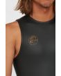 Hombre con Traje de surf O'Neill O'Riginal 2mm Long John Negro logo pecho