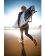 Mujer con tabla y traje de surf con cremallera en el pecho O'Neill Hyperfreak 3/2mm Plus Negro lifestyle