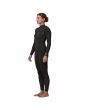 Mujer con Traje de Surf con cremallera en el pecho Patagonia W's R2 Yulex Regulator Front Zip Full Suit Negro izquierda