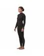 Mujer con Traje de Surf con cremallera en el pecho Patagonia W's R2 Yulex Regulator Front Zip Full Suit Negro izquierda