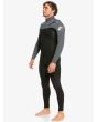 Hombre con traje de neopreno con cremallera en el pecho Quiksilver 4/3mm Everyday Sessions negro y gris izquierda