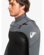 Hombre con traje de neopreno con cremallera en el pecho Quiksilver 4/3mm Everyday Sessions negro y gris logo