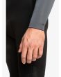Hombre con traje de neopreno con cremallera en el pecho Quiksilver 4/3mm Everyday Sessions negro y gris manga