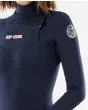 Mujer con traje de surf con cremallera en el pecho Rip Curl Dawn Patrol Performance 4/3mm azul marino Chest Zip