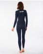 Mujer con traje de surf con cremallera en el pecho Rip Curl Dawn Patrol Performance 4/3mm azul marino posterior