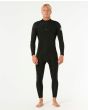 Hombre con Traje de neopreno Rip Curl Dawn Patrol 4/3mm Back Zip en color negro 