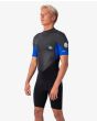 Hombre con Neopreno corto de primavera con cremallera en la espalda Rip Curl Omega Springsuit 1.5mm Negro y Azul lateral