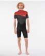 Hombre con Neopreno corto de primavera con cremallera en la espalda Rip Curl Omega Springsuit 1.5mm Negro y granate frontal