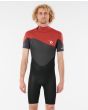 Hombre con Neopreno corto de primavera con cremallera en la espalda Rip Curl Omega Springsuit 1.5mm Negro y granate