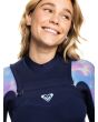 Mujer con traje de neopreno con cremallera en el pecho Roxy Pop Surf 4/3mm azul Chest Zip