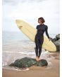 Mujer con neopreno con cremallera en el pecho Roxy Swell Series 4/3mm negro lifestyle