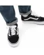 Zapatillas Vans Old Skool Negras con banda lateral sidestripe blanca Unisex puestas