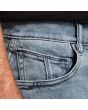 Hombre con pantalón vaquero Volcom Modown Relaxed Denim Azul Ceniza bolsillo