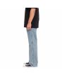 Hombre con pantalón vaquero Volcom Modown Relaxed Denim Azul Ceniza lateral