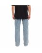 Hombre con pantalón vaquero Volcom Modown Relaxed Denim Azul Ceniza posterior