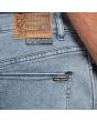 Hombre con pantalón vaquero Volcom Modown Relaxed Denim Azul Ceniza Etiqueta Water Aware