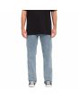Hombre con pantalón vaquero Volcom Modown Relaxed Denim Azul Ceniza