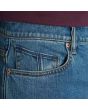 Hombre con Pantalón Vaquero Volcom Solver Denim Aged Indigo azul bolsillo
