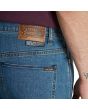 Hombre con Pantalón Vaquero Volcom Solver Denim Aged Indigo azul etiqueta