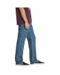 Hombre con Pantalón Vaquero Volcom Solver Denim Aged Indigo azul lateral