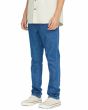 Hombre con Pantalón Vaquero ajustado Volcom Vorta Denim Bold Blue lateral
