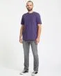 Hombre con pantalones vaqueros Volcom Vorta Denim Slim Concrete pierna recta 