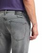 Hombre con pantalones vaqueros Volcom Vorta Denim Slim Concrete etiqueta Water Aware