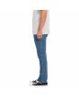 Hombre con pantalón vaquero Slim Volcom Vorta Denim Washed Blue lateral