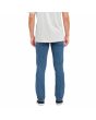 Hombre con pantalón vaquero Slim Volcom Vorta Denim Washed Blue posterior