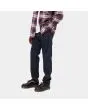 Hombre con pantalón vaquero Carhartt WIP Klondike Pant azul lateral 