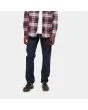 Hombre con pantalón vaquero Carhartt WIP Klondike Pant azul 