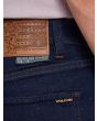Hombre con vaqueros Volcom 2 X Vorta Tapered Denim Azules etiqueta