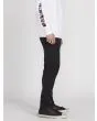 Hombre con pantalón vaquero Volcom 2X4 Denim en color negro lateral
