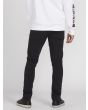 Hombre con pantalón vaquero Volcom 2X4 Denim en color negro posterior