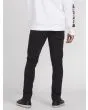 Hombre con pantalón vaquero Volcom 2X4 Denim en color negro posterior