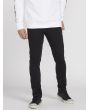 Hombre con pantalón vaquero Volcom 2X4 Denim en color negro 