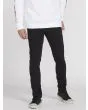 Hombre con pantalón vaquero Volcom 2X4 Denim en color negro 
