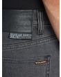 Hombre con Pantalón Vaquero Volcom Vorta Denim Easy Enzyme Gris etiqueta