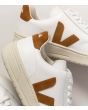Zapatillas de cuero Veja V-12 Leather blanco camel Unisex logo