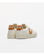 Zapatillas Veja V-90 B-Mesh en color blanco y ámbar Unisex posterior