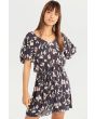 Mujer con vestido corto Billabong Fine Flutter negro floral 