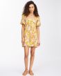 Mujer con vestido corto Billabong Paradise Mini floral frontal