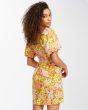 Mujer con vestido corto Billabong Paradise Mini floral posterior