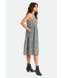 Mujer con Vestido escalonado Brixton Tier Gingham Dress con cuadros blancos y negros lateral