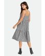 Mujer con Vestido escalonado Brixton Tier Gingham Dress con cuadros blancos y negros espalda