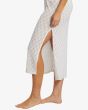 Mujer con vestido midi de playa Billabong Day Dream Blanco abertura lateral